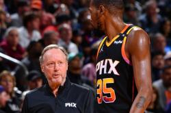 开云体育平台APP-太阳队磨合进程获得突破，中锋壮大发