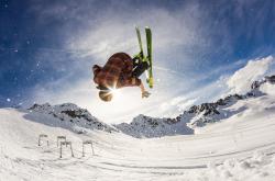 开云体育APP下载-意甲焦点战之夜，霍勒迪一锤定音，诠释绿茵场上的孤胆英雄