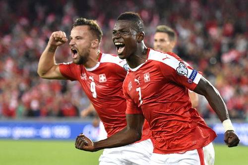 德国队与瑞士队争夺胜利的激烈对决