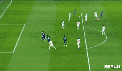 足球比赛中出现不可思议一幕