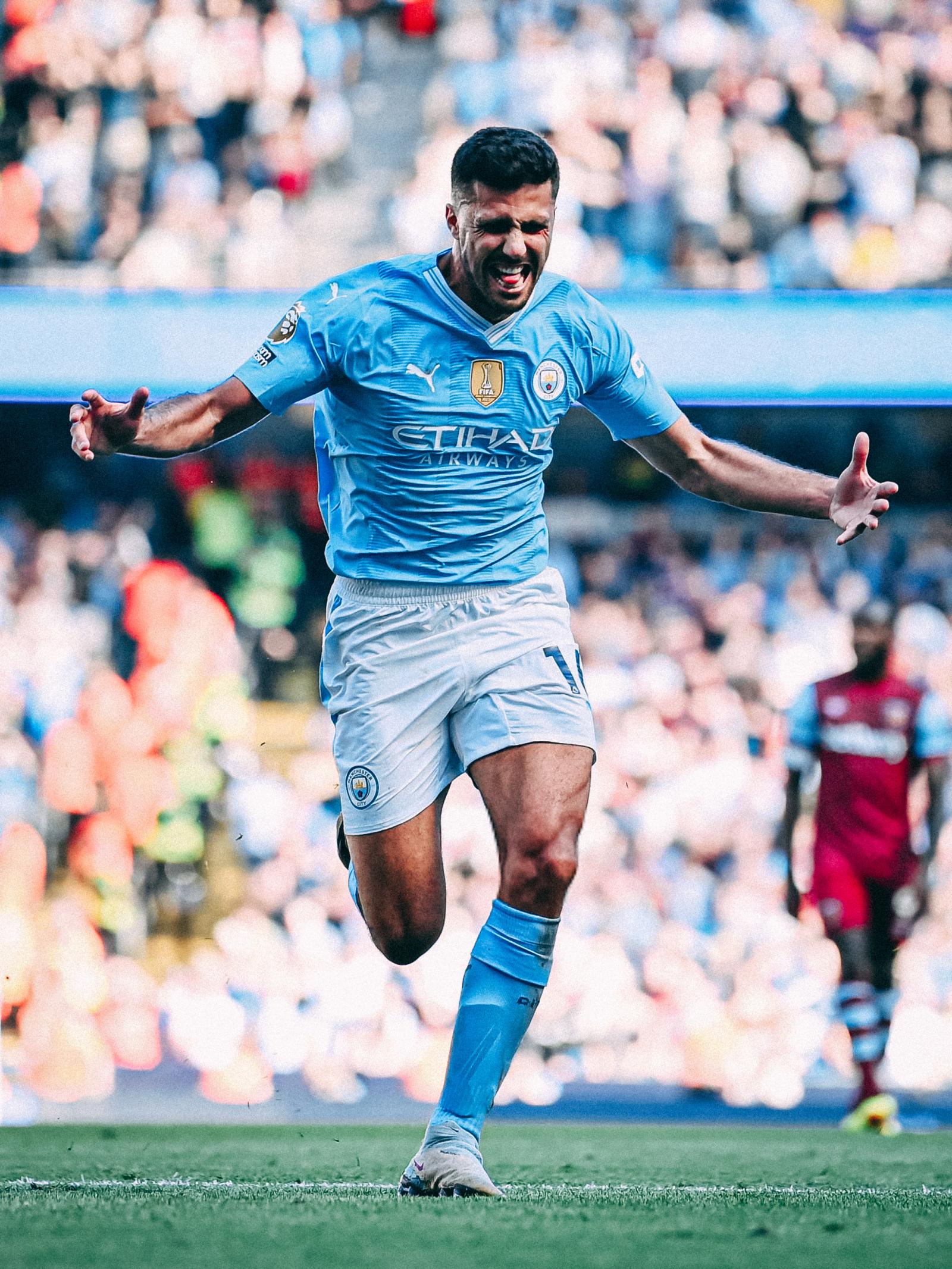 曼城队员夺得最佳防守球员奖，受到赞扬