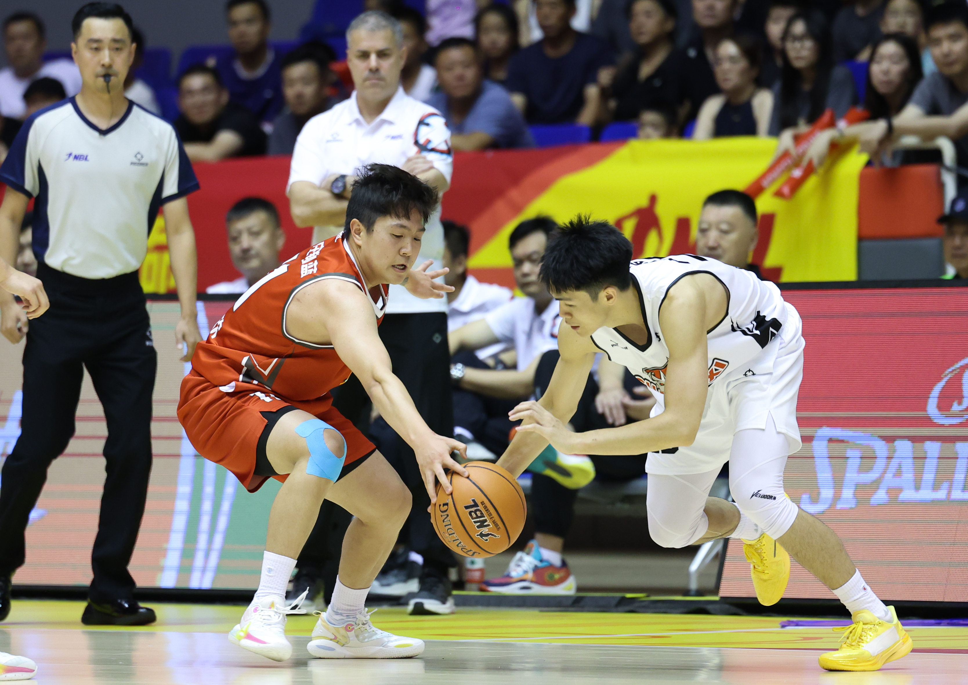 关于篮球赛事中一支实力超群的球队一路高歌猛进的信息