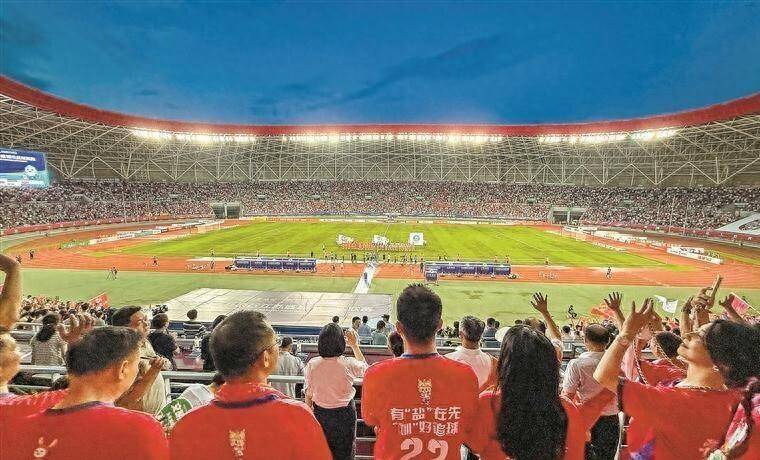 足球赛事完美收官，强队角逐争夺胜利的简单介绍