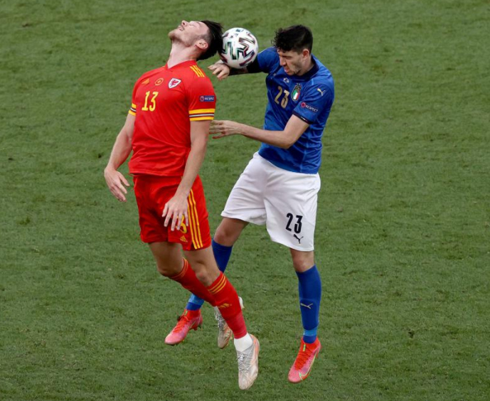 关于华沙客场击败对手，稳守积分榜的信息