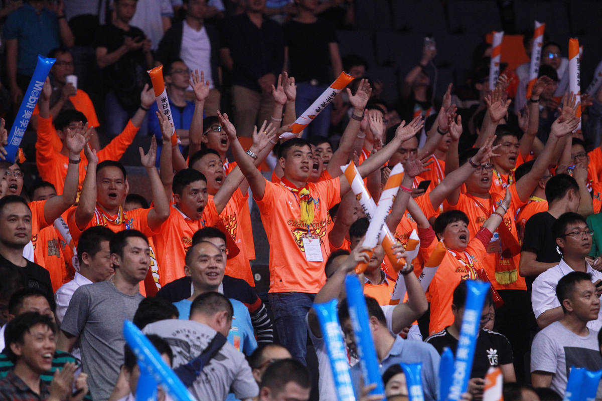 一场紧张激烈的比赛，双方势均力敌