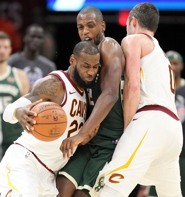 骑士绝杀76人，周琦关键制胜