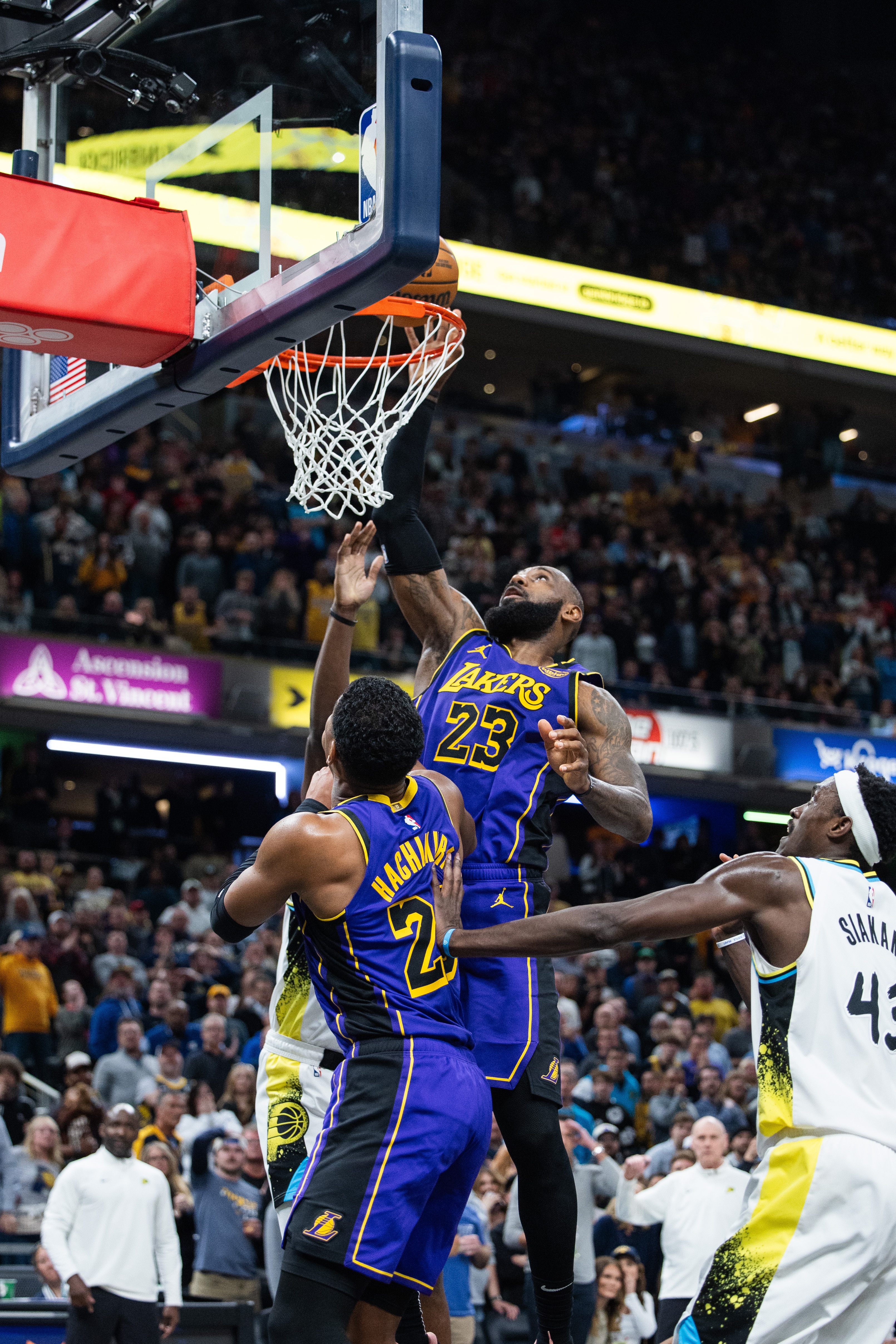 雄鹿鏖战热火，麦科勒姆统治全场