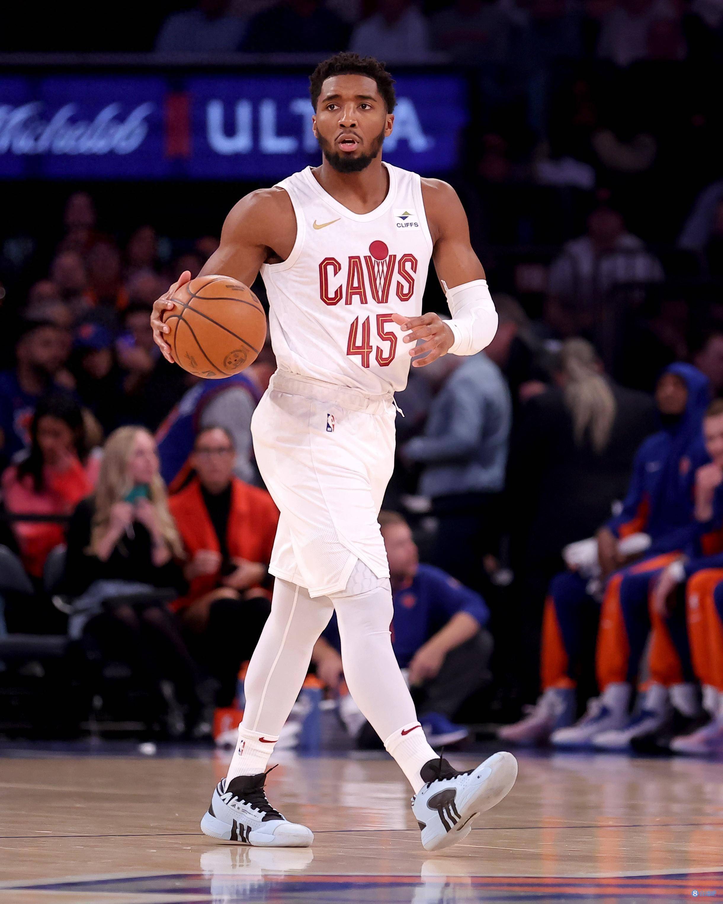 尼克斯血洗希腊男篮，米切尔三分雨点燃全场的简单介绍