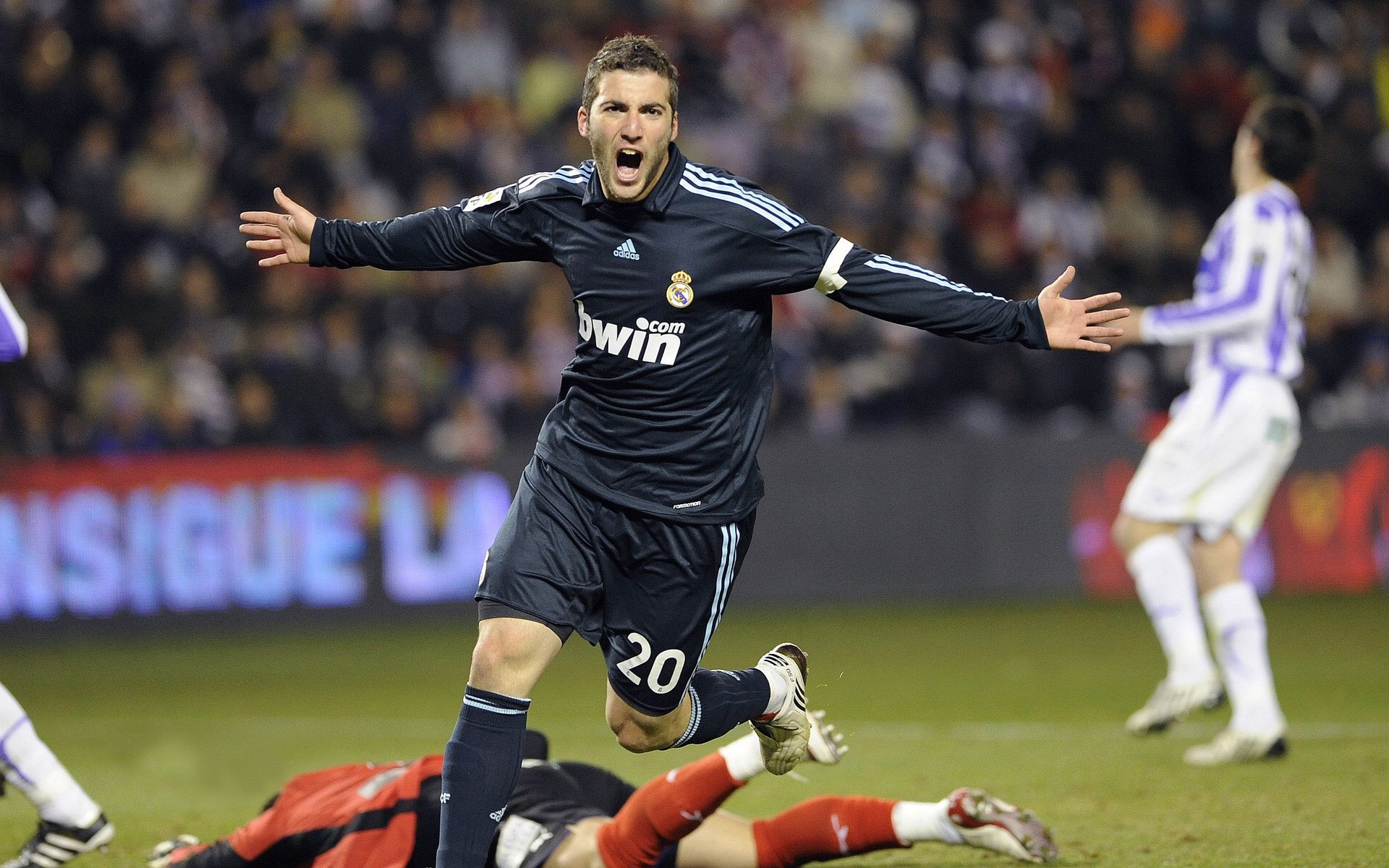 火力全开！日本3-2力克奥地利，库尔图瓦神扑定乾坤